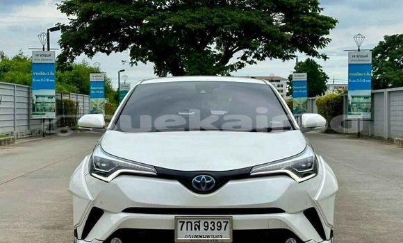 ซื้อ รถมือสอง Toyota C-HR ขาว รถยนต์ ใน %{เมือง} ใน กรุงเทพมหานคร