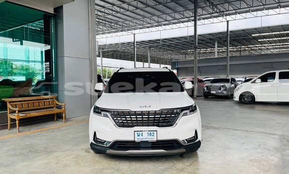 Buy Used Kia Carnival White Car in Bangkok in Bangkok