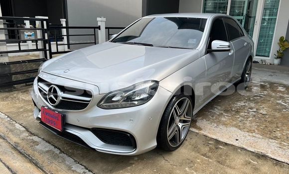 ซื้อ รถมือสอง Mercedes-Benz E-Classe อื่น ๆ รถยนต์ ใน %{เมือง} ใน กรุงเทพมหานคร