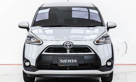 ซื้อ รถมือสอง Toyota Sienta เงิน รถยนต์ ใน %{เมือง} ใน กรุงเทพมหานคร
