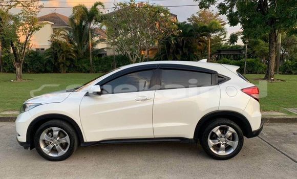 ซื้อ รถมือสอง Honda HR-V ขาว รถยนต์ ใน %{เมือง} ใน กรุงเทพมหานคร