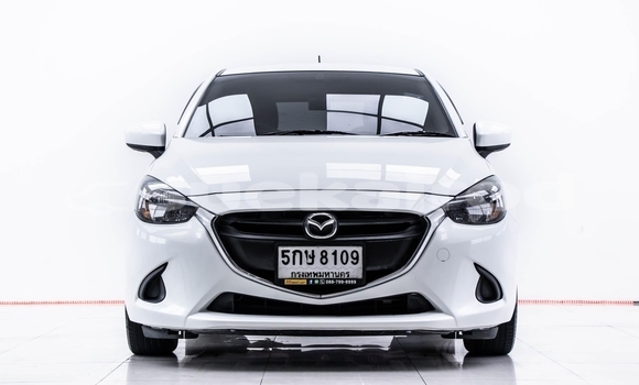 ซื้อ รถมือสอง Mazda 2 ขาว รถยนต์ ใน %{เมือง} ใน กรุงเทพมหานคร