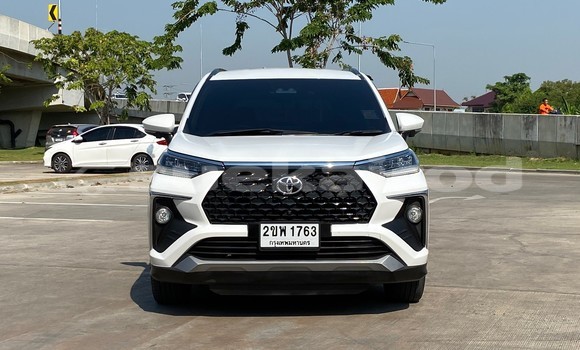 Buy Used Toyota Venza White Car in Bangkok in Bangkok