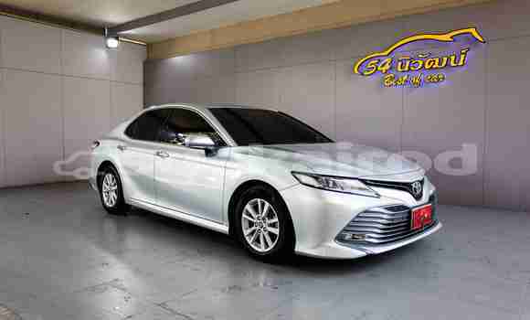 ซื้อ รถมือสอง Toyota Camry เงิน รถยนต์ ใน %{เมือง} ใน กรุงเทพมหานคร