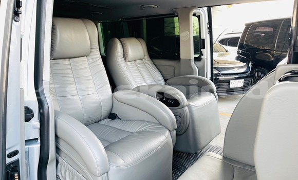 Buy Used Volkswagen Caravelle Silver Car in Bangkok in Bangkok Buy Used Volkswagen Caravelle Silver Car in Bangkok in Bangkok