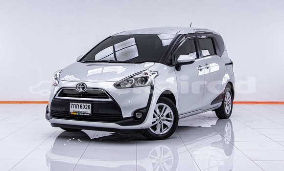ซื้อ รถมือสอง Toyota Sienta อื่น ๆ รถยนต์ ใน %{เมือง} ใน กรุงเทพมหานคร