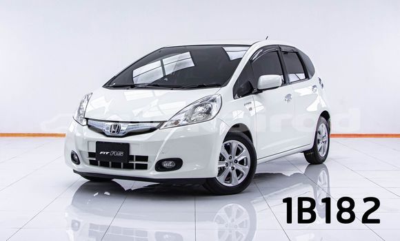 ซื้อ รถมือสอง Honda Jazz ขาว รถยนต์ ใน %{เมือง} ใน กรุงเทพมหานคร