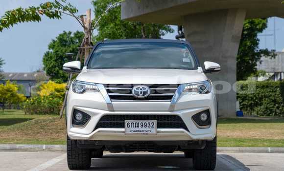ซื้อ รถมือสอง Toyota Fortuner ขาว รถยนต์ ใน %{เมือง} ใน กรุงเทพมหานคร