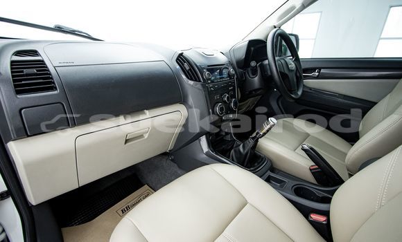 Buy Used Chevrolet Colorado White Car in Bangkok in Bangkok Buy Used Chevrolet Colorado White Car in Bangkok in Bangkok