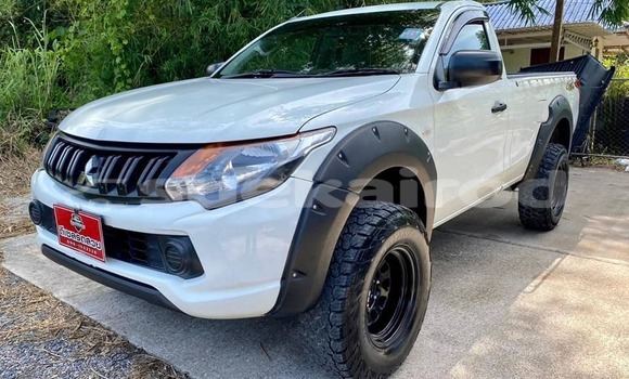 ซื้อ รถมือสอง Toyota Hilux ขาว รถยนต์ ใน %{เมือง} ใน กรุงเทพมหานคร