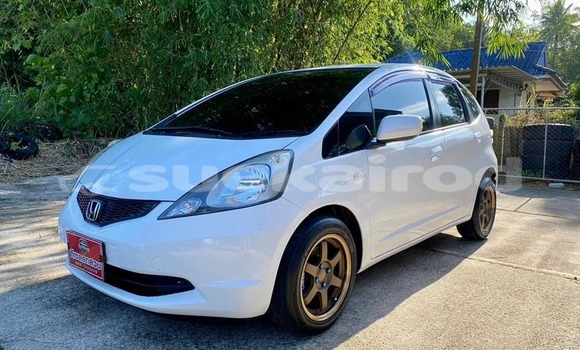 ซื้อ รถมือสอง Honda Jazz ขาว รถยนต์ ใน %{เมือง} ใน กรุงเทพมหานคร