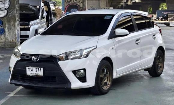 ซื้อ รถมือสอง Toyota Yaris ขาว รถยนต์ ใน %{เมือง} ใน กรุงเทพมหานคร