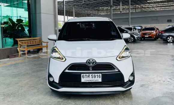 ซื้อ รถมือสอง Toyota Sienta ขาว รถยนต์ ใน %{เมือง} ใน กรุงเทพมหานคร