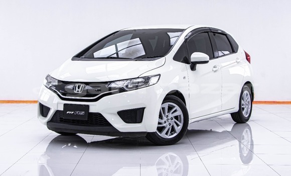 ซื้อ รถมือสอง Honda Jazz ขาว รถยนต์ ใน %{เมือง} ใน กรุงเทพมหานคร