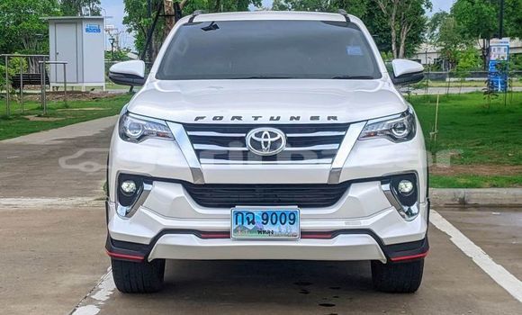 Buy Used Toyota Fortuner White Car in Chai Nat in Chai Nat