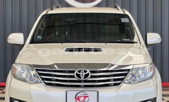 ซื้อ รถมือสอง Toyota Fortuner ขาว รถยนต์ ใน %{เมือง} ใน กรุงเทพมหานคร