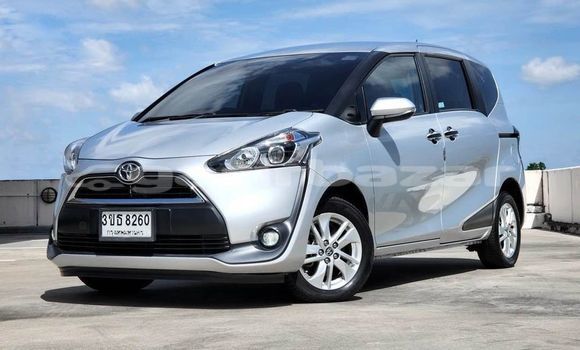 ซื้อ รถมือสอง Toyota Sienta อื่น ๆ รถยนต์ ใน %{เมือง} ใน กรุงเทพมหานคร