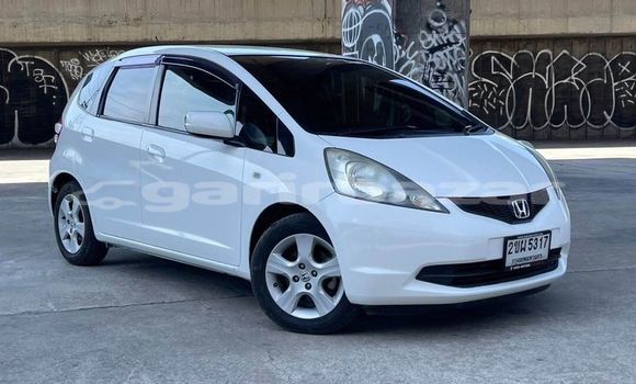 ซื้อ รถมือสอง Honda Jazz ขาว รถยนต์ ใน %{เมือง} ใน กรุงเทพมหานคร