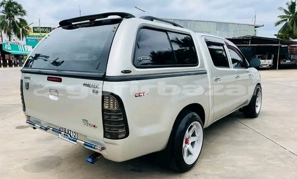 Buy Used Toyota Hilux White Car in Chai Nat in Chai Nat