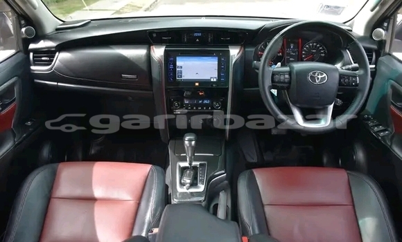 Buy Used Toyota Fortuner White Car in Chanthaburi in Chanthaburi