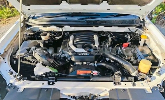 Buy Used Isuzu Bighorn White Car in Kaeng Khlo in Chaiyaphum