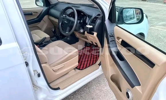 ซื้อ รถมือสอง Isuzu D–MAX ขาว รถยนต์ ใน %{เมือง} ใน จันทบุรี