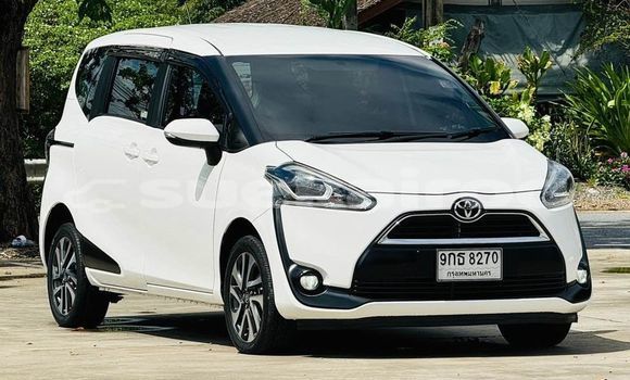 ซื้อ รถมือสอง Toyota Sienta ขาว รถยนต์ ใน %{เมือง} ใน กรุงเทพมหานคร