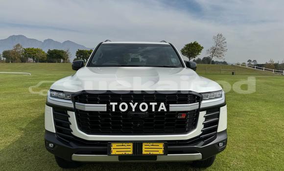 Buy Used Toyota Land Cruiser White Car in Bangkok in Bangkok Buy Used Toyota Land Cruiser White Car in Bangkok in Bangkok