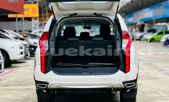 Buy Used Mitsubishi Pajero White Car in Chachoengsao in Chachoengsao Buy Used Mitsubishi Pajero White Car in Chachoengsao in Chachoengsao