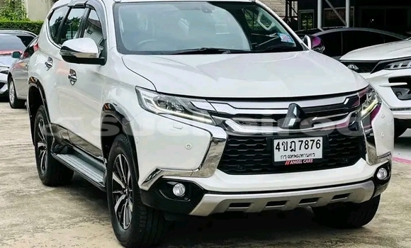 Buy Used Mitsubishi Pajero White Car in Chachoengsao in Chachoengsao Buy Used Mitsubishi Pajero White Car in Chachoengsao in Chachoengsao
