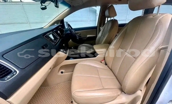 ซื้อ รถมือสอง Kia Carnival ขาว รถยนต์ ใน %{เมือง} ใน เชียงราย