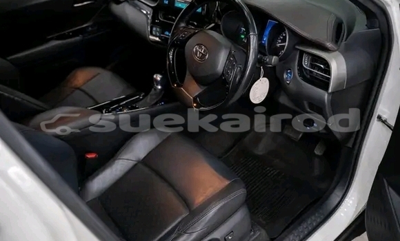 ซื้อ รถมือสอง Toyota C-HR ขาว รถยนต์ ใน %{เมือง} ใน ชลบุรี