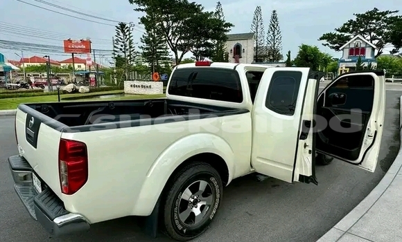 Buy Used Nissan Navara White Car in Chai Nat in Chai Nat