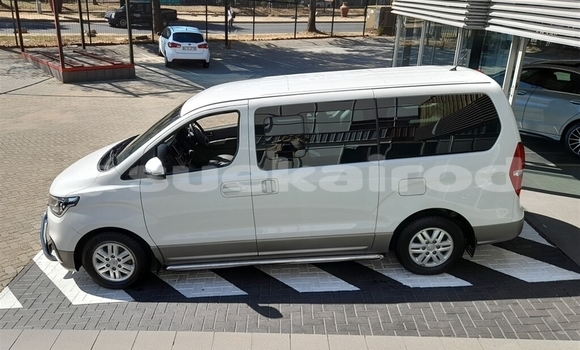 Buy Used Hyundai H1 White Car in Bangkok in Bangkok Buy Used Hyundai H1 White Car in Bangkok in Bangkok