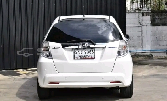 Buy Used Honda Jazz White Car in Chai Nat in Chai Nat Buy Used Honda Jazz White Car in Chai Nat in Chai Nat