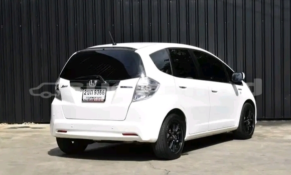 Buy Used Honda Jazz White Car in Chai Nat in Chai Nat Buy Used Honda Jazz White Car in Chai Nat in Chai Nat