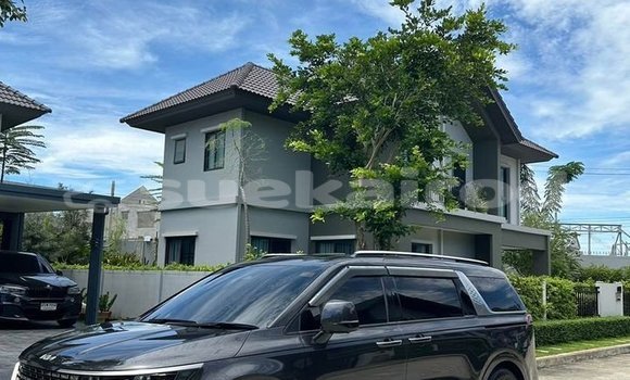 Buy Used Kia Carnival Black Car in Bangkok in Bangkok