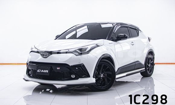 ซื้อ รถมือสอง Toyota C-HR ขาว รถยนต์ ใน %{เมือง} ใน กรุงเทพมหานคร