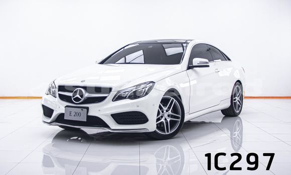 ซื้อ รถมือสอง Mercedes-Benz E200 ขาว รถยนต์ ใน %{เมือง} ใน กรุงเทพมหานคร