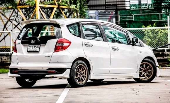 Buy Used Honda Jazz White Car in Chai Nat in Chai Nat Buy Used Honda Jazz White Car in Chai Nat in Chai Nat