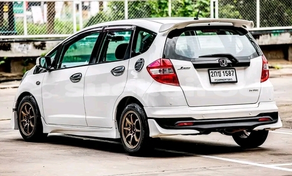 Buy Used Honda Jazz White Car in Chai Nat in Chai Nat Buy Used Honda Jazz White Car in Chai Nat in Chai Nat