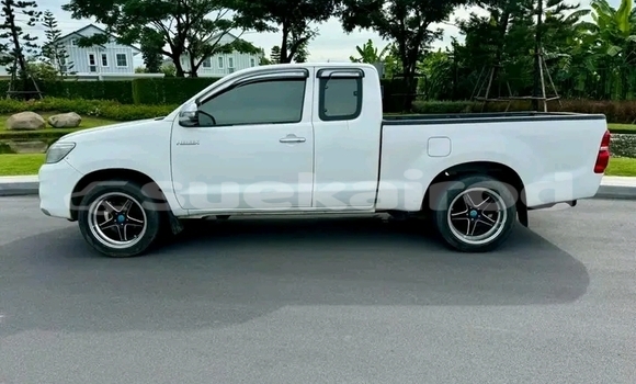 Buy Used Toyota Vigo White Car in Kanchanaburi in Kanchanaburi