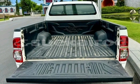 Buy Used Toyota Vigo White Car in Kanchanaburi in Kanchanaburi Buy Used Toyota Vigo White Car in Kanchanaburi in Kanchanaburi