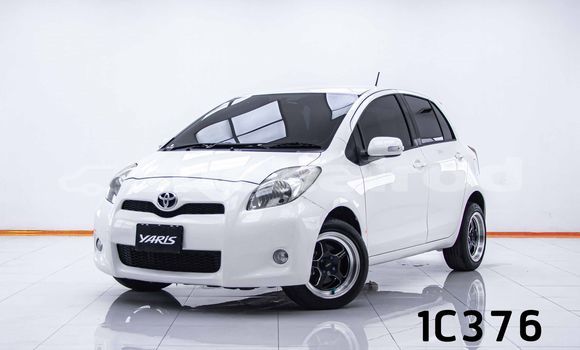 ซื้อ รถมือสอง Toyota Yaris ขาว รถยนต์ ใน %{เมือง} ใน กรุงเทพมหานคร