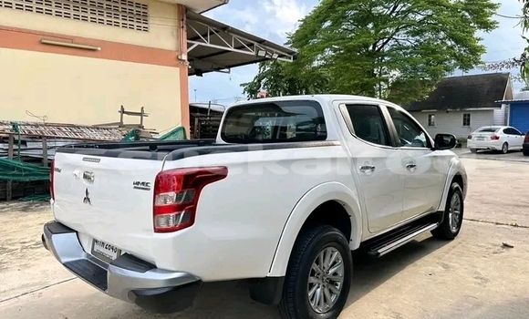 Buy Used Mitsubishi Outlander White Car in Chai Nat in Chai Nat Buy Used Mitsubishi Outlander White Car in Chai Nat in Chai Nat