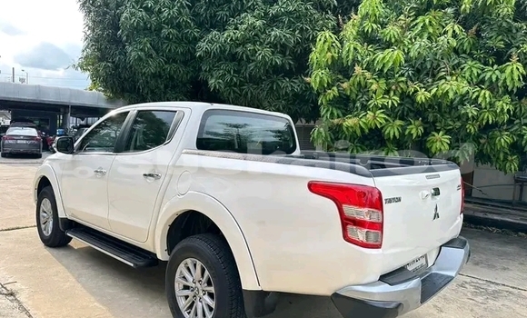 Buy Used Mitsubishi Outlander White Car in Chai Nat in Chai Nat Buy Used Mitsubishi Outlander White Car in Chai Nat in Chai Nat