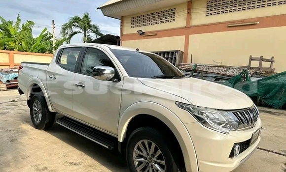 Buy Used Mitsubishi Outlander White Car in Chai Nat in Chai Nat Buy Used Mitsubishi Outlander White Car in Chai Nat in Chai Nat