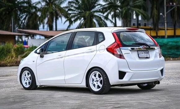 Buy Used Honda Jazz White Car in Chachoengsao in Chachoengsao Buy Used Honda Jazz White Car in Chachoengsao in Chachoengsao