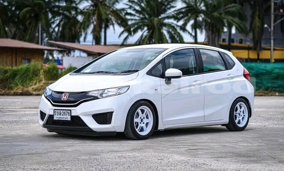 Buy Used Honda Jazz White Car in Chachoengsao in Chachoengsao Buy Used Honda Jazz White Car in Chachoengsao in Chachoengsao