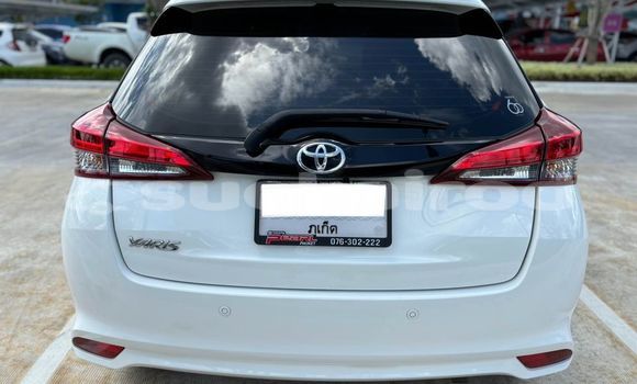 ซื้อ รถมือสอง Toyota Yaris ขาว รถยนต์ ใน %{เมือง} ใน กรุงเทพมหานคร